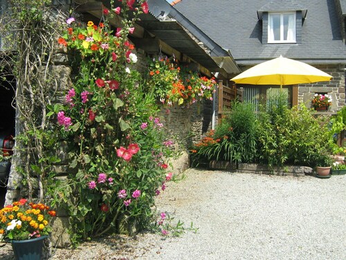 Elegant Cottage in Maël-carhaix Brittany With Garden