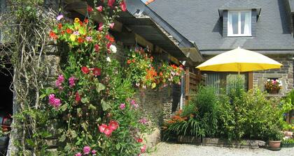 Elegant Cottage in Maël-carhaix Brittany With Garden