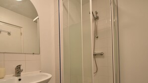 Ferienhaus | Badezimmer | Dusche, Handtücher