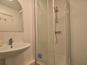 Bathroom - Elegant Cottage in Maël-carhaix Brittany With Garden (Mael-Carhaix)