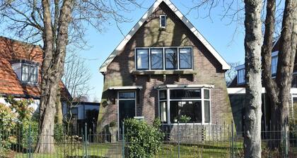 Family Home With Lush Garden and Games Room in the Heart of Artists' Town Bergen