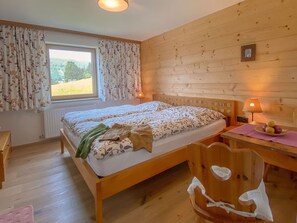 House | 4 bedrooms, individually furnished, iron/ironing board, bed sheets
