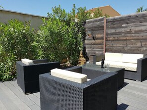 Villa | Balcony - Villa Alba: Sunlit Comfort in Lirac (Lirac)