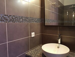 Villa | Bathroom - Villa Alba: Sunlit Comfort in Lirac (Lirac)