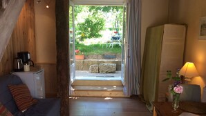 House | Living room | DVD player - A Super-original and Pleasant Stay in Ours (Fayssac)