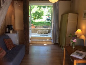 House | Living room | DVD player - A Super-original and Pleasant Stay in Ours (Fayssac)