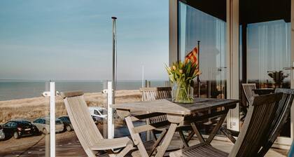 Apartment by the Beach With Sea Views
