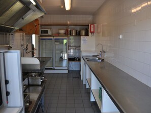 House | Private kitchen | Fridge, microwave, oven, stovetop - Spacious Holiday Home with Extra Facilities near Sea (Burgh-Haamstede)