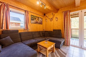 Chalet | Living room - Spacious Chalet near Kreischberg Ski Area (Stadl-Predlitz)