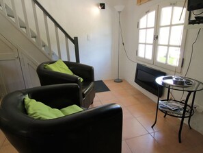 House | Living room - Modern Studio With Terrace, Near the Popular St. Maxime (Plan-de-la-Tour)