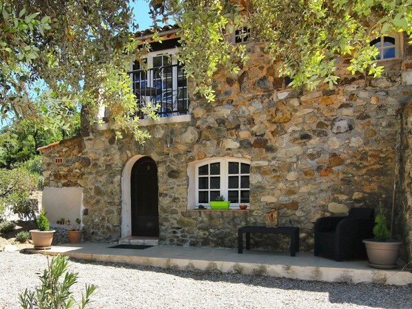House | Exterior - Modern Studio With Terrace, Near the Popular St. Maxime (Plan-de-la-Tour)