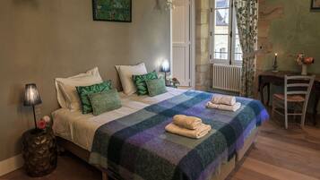 House | 4 bedrooms, individually furnished, iron/ironing board, bed sheets