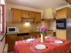 House | Private kitchen - Family Home in Bonnemain With Terrace (Bonnemain)