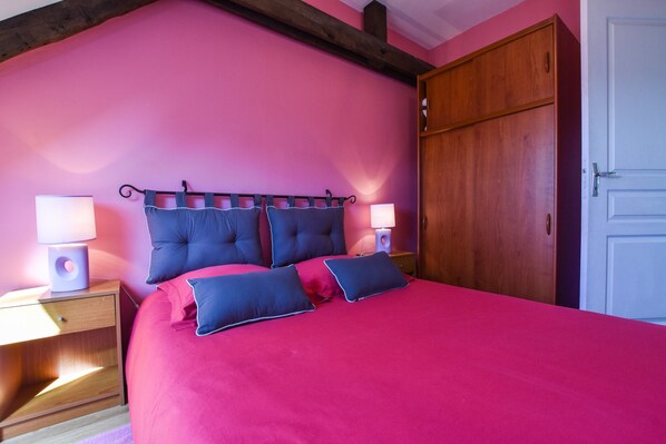 House | 2 bedrooms, individually furnished, bed sheets - Family Home in Bonnemain With Terrace (Bonnemain)