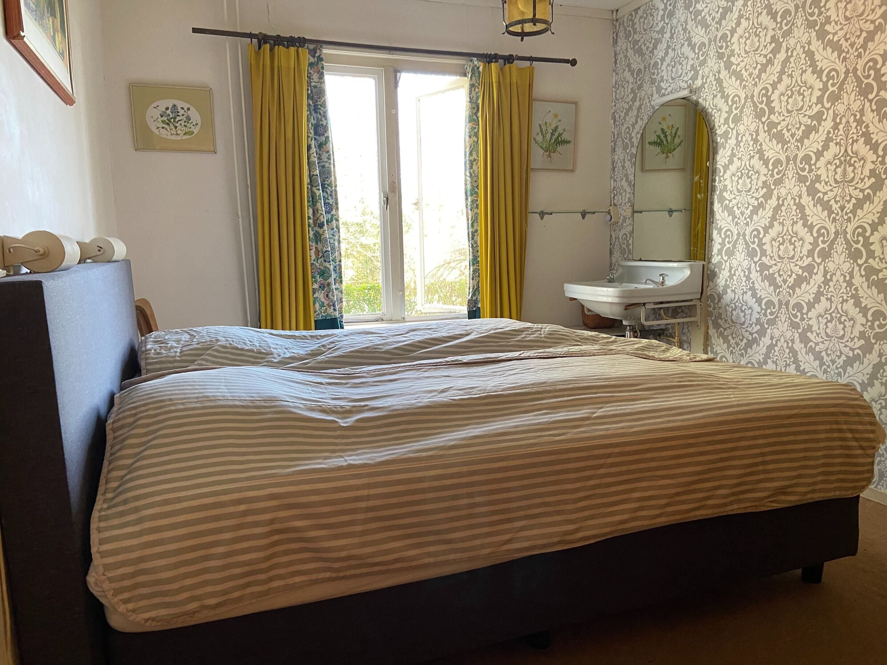 5 bedrooms, individually furnished, iron/ironing board