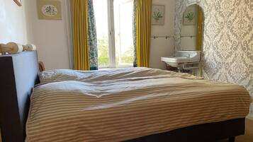 5 bedrooms, individually furnished, iron/ironing board