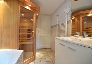House | Spa treatment - Hideaway: Sauna, Tennis & Trampoline (Oploo)