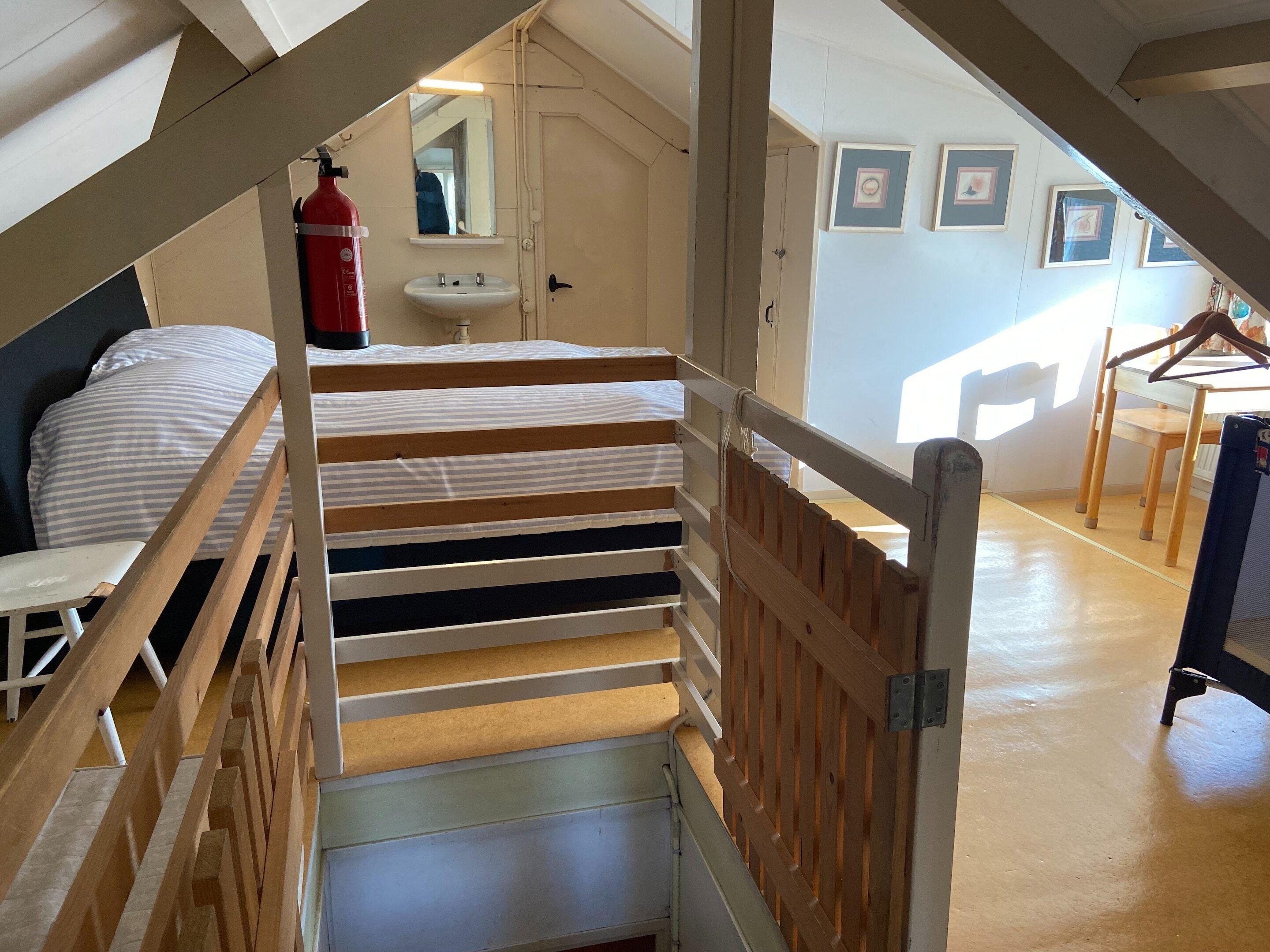 5 habitaciones, muebles diferentes y tabla de planchar con plancha 