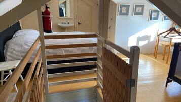 House | 5 bedrooms, individually furnished, iron/ironing board