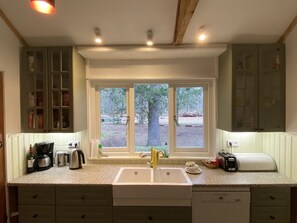 Microwave, dishwasher, coffee/tea maker, high chair - Hideaway: Sauna, Tennis & Trampoline (Oploo)