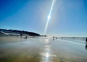 A wide beach with a clear sky and a bright sun. - Cottage in Flainville Near Norman Coastline (Le Bourg-Dun)