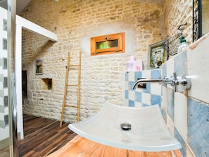 House | Bathroom | Shower - Quaint Holiday Home With Garden in Ranville-breuilaud (Ranville-Breuillaud)