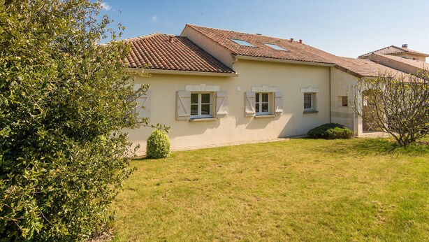 Villa | Exterior - Luxurious Villa in Rouzede With Private Swimming Pool (Rouzede)