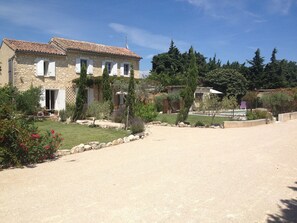 Villa | Exterior - Farmhouse in Carpentras With Pool (Carpentras)