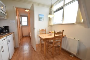 Apartment | Dining - Apartment in Bergen aan Zee Near the Beach (Bergen aan Zee)