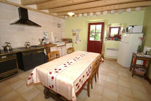 Rumah | Dapur pribadi | Lemari es, microwave, kompor, dan mesin pencuci piring