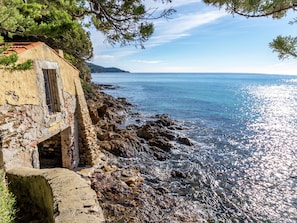 Exterior - Sea-view Holiday Home in Rayol-canadel-sur-mer With Garden (Rayol-Canadel-sur-Mer)