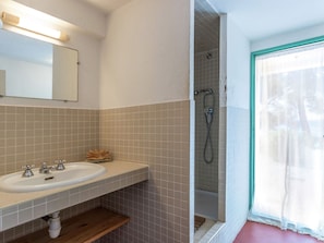 House | Bathroom | Shower, towels - Sea-view Holiday Home in Rayol-canadel-sur-mer With Garden (Rayol-Canadel-sur-Mer)