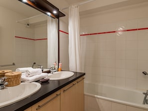 Bathroom - Provencal Cottage in the Olive Region of Nyons (Nyons)