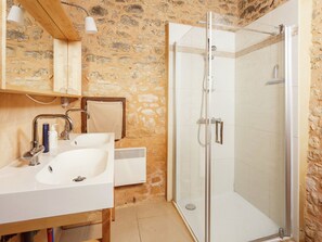 House | Bathroom - Secluded Holiday Home in Saint-cirq-madelon With Terrace (Nabirat)