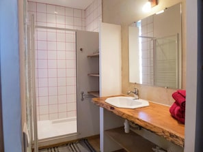 House | Bathroom | Shower - Holiday Home in Beziers With Pool and Vineyard (Murviel-les-Beziers)