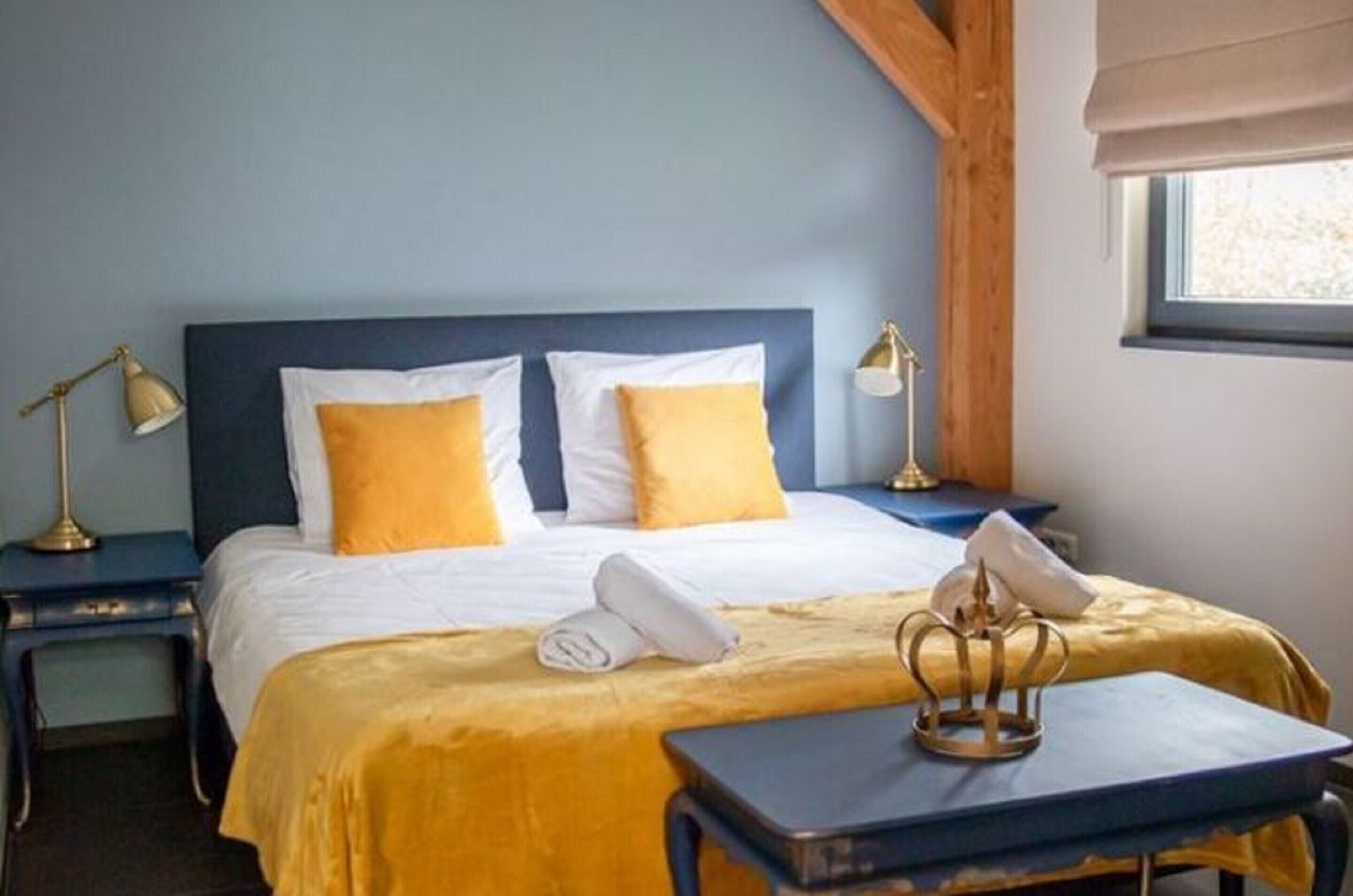 2 bedrooms, individually furnished, iron/ironing board, bed sheets