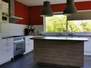 Ferienhaus | Eigene Küche | Wasserkocher mit Kaffee-/Teezubehör, Kühlschrank, Mikrowelle, Ofen