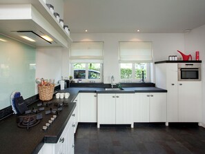 Cozinha privada | Micro-ondas, cadeirão de bebê