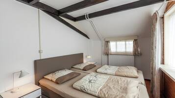 Nhà | 2 phòng ngủ, trang bị nội thất với thiết kế riêng biệt, bộ trải giường