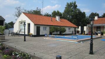 House | Kolam renang | Kolam renang tertutup, kolam renang terbuka