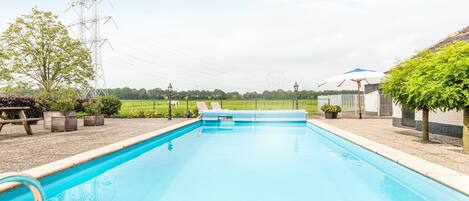 Hus | Basseng | Innendørsbasseng og utendørsbasseng