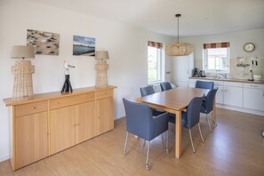 House | Dining - Detached Holiday Home near Grevelingenmeer Lake (Zonnemaire)
