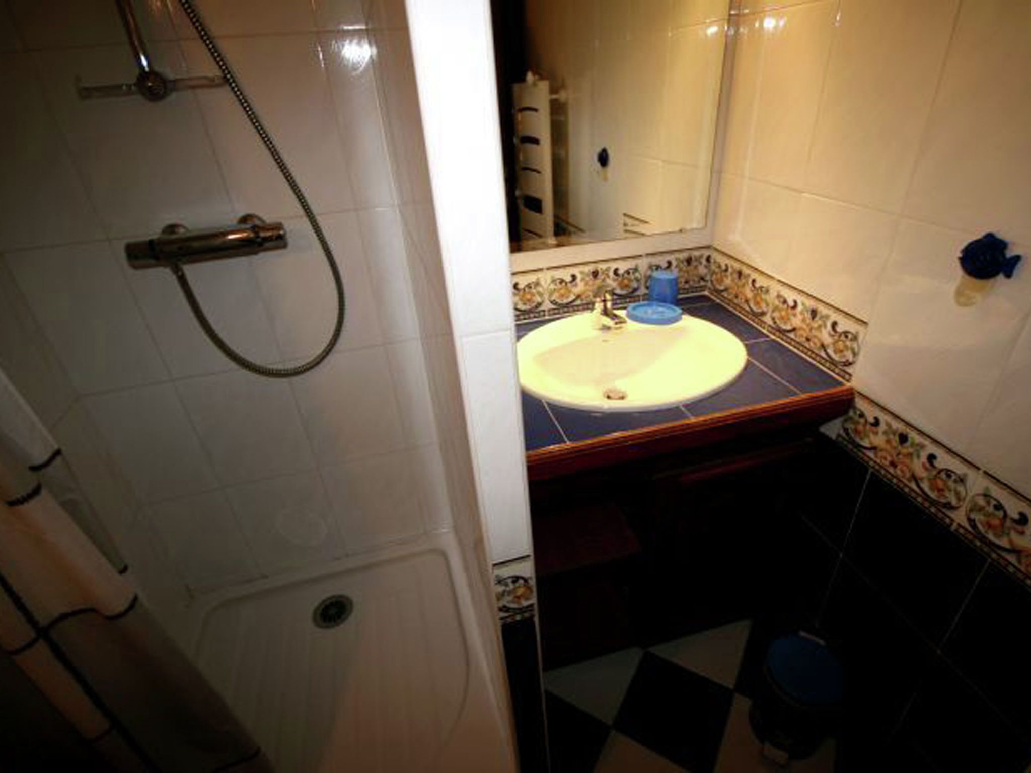 Rumah | Kamar mandi | Shower dan handuk