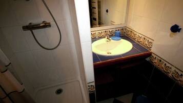 Rumah | Kamar mandi | Shower dan handuk