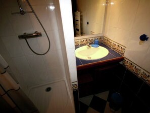 Rumah | Kamar mandi | Shower dan handuk