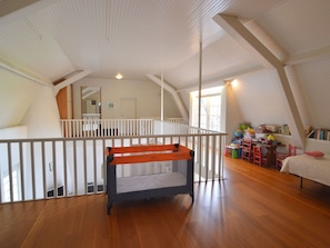 4 bedrooms, individually furnished, cots/infant beds, bed sheets - Very Spacious Country House With Outdoor Swimming Pool, Terrace and Large Garden (Gastel)
