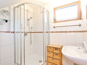 Chalet | Badezimmer | Dusche, Handtücher