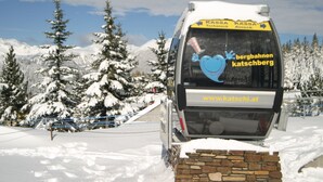 A ski lift with a sign indicating 'KASSA Katschberg' and 'bergbahnen Katschberg'. - Welcoming Apartment in Sankt Margarethen im Lungau near Ski Area (Sankt Margarethen im Lungau)