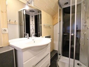 Chalet | Bathroom | Shower, towels - Cozy Chalet near Ski Area in Klippitztörl (Bad Sankt Leonhard im Lavanttal)
