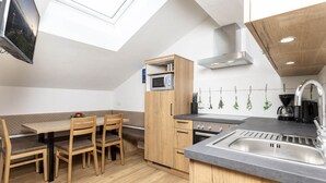 Coffee/tea maker, fridge, microwave, oven - Luxurious Apartment in Kaltenbach of Zillertal Near Ski Area (Kaltenbach)